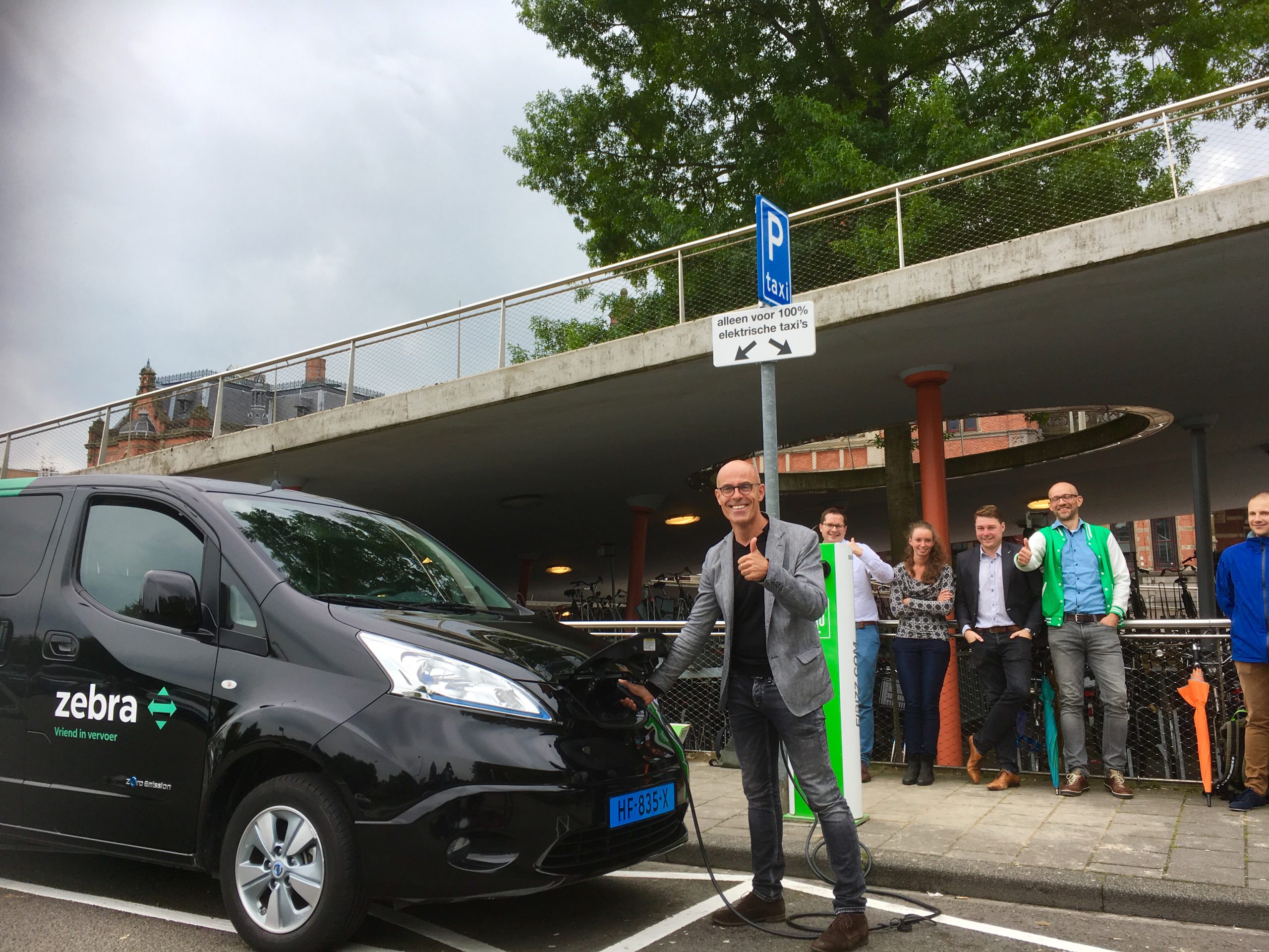 Eerste elektrische snellaadpaal voor taxi's geopend in Groningen