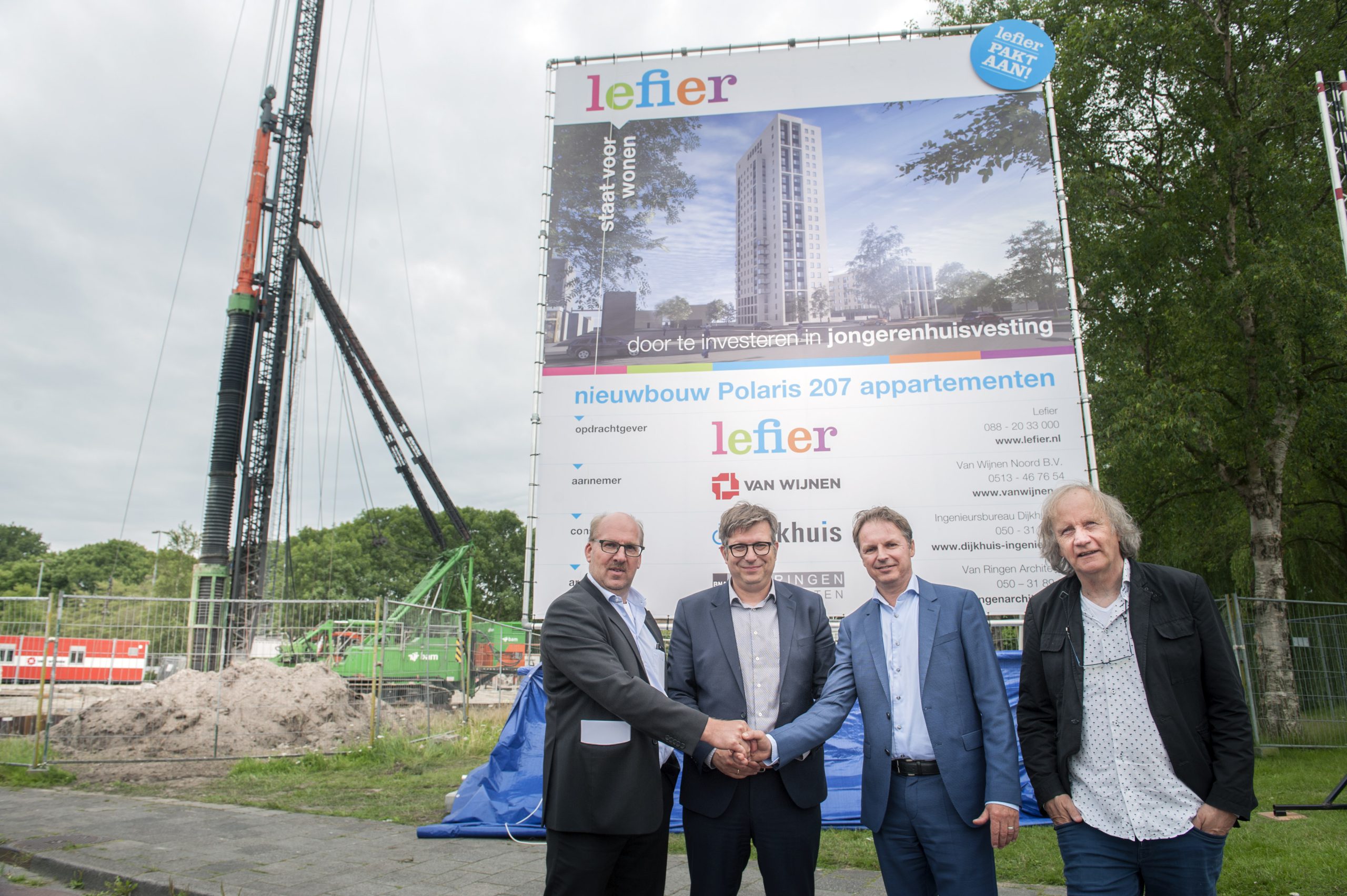 Wethouder Roeland van der Schaaf, tweede van links, verrichtte de starthandeling voor de bouw door op een Kop van Jut te slaan.