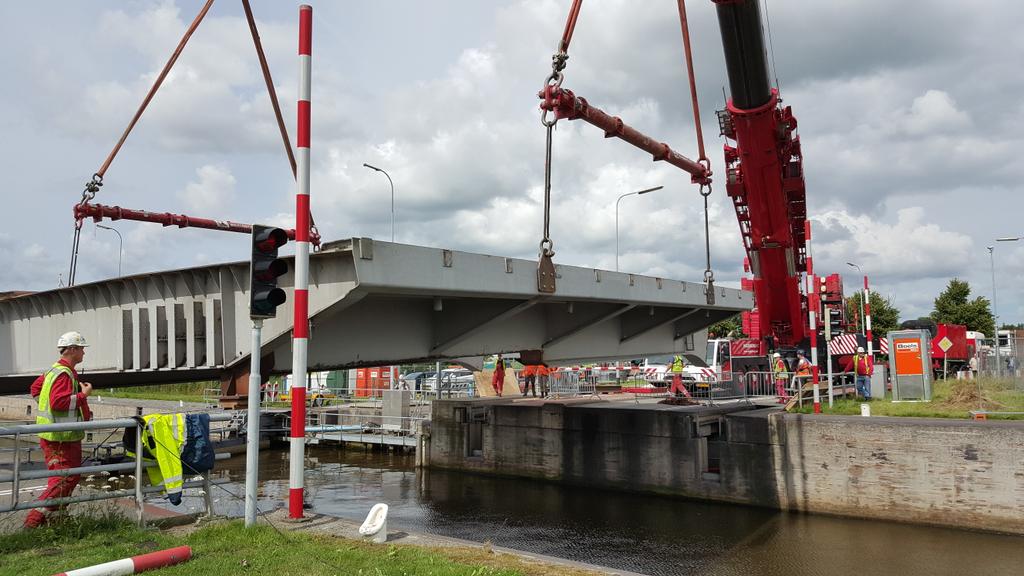 Brug over Oostersluis in Groningen verwijderd