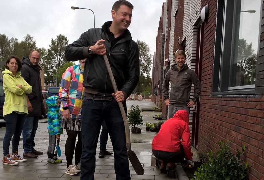 Steeds meer geveltuinen in Groningen: 'tegels eruit, tuin erin'