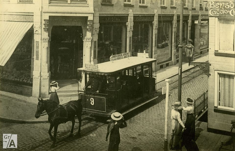 Dames met fraaie hoeden in 1910. Maar waar??