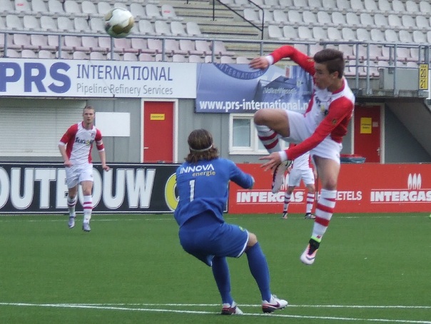 Thijs Dallinga maakt eerste doelpunt in betaalde voetbal; talent uit Hellum scoort voor FC Emmen