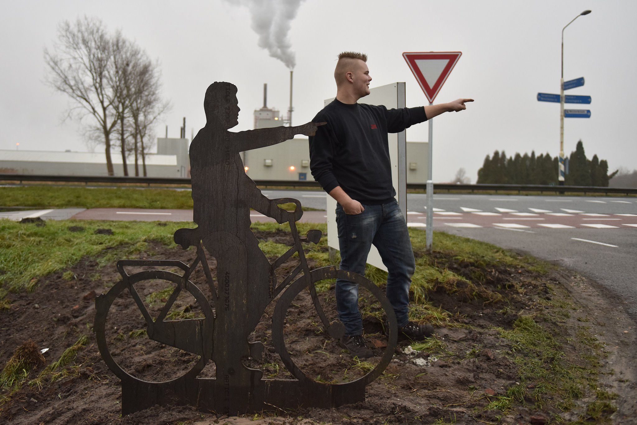 Stalen fietser wijst op fietsers van rechts