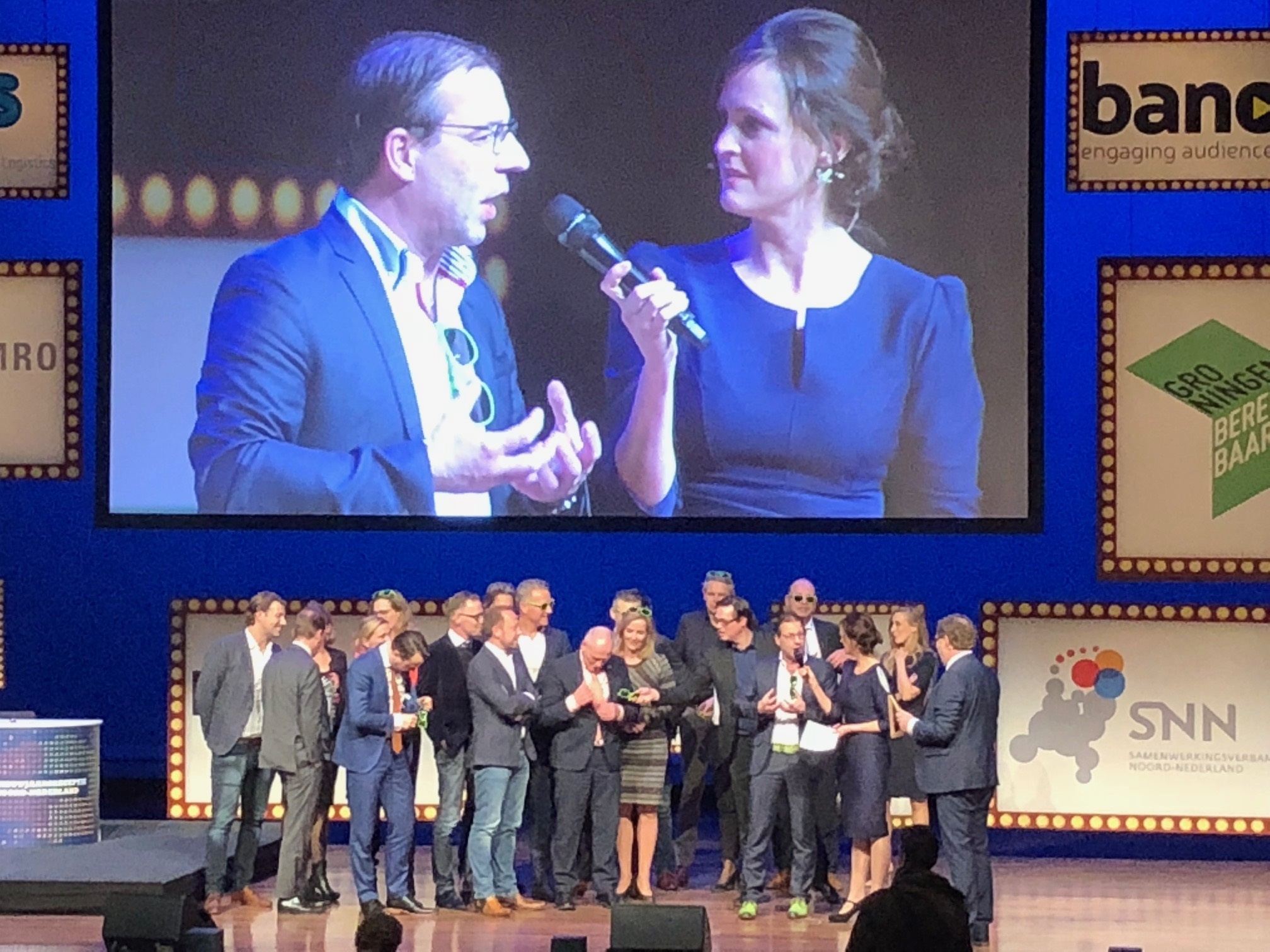 Begin dit jaar werd de campagne voor Top Dutch onderscheiden tijdens een Nieuwjaarsreceptie van VNO NCW Noord. Op de foto gedeputeerde Brouns en Jeanine Abbring.