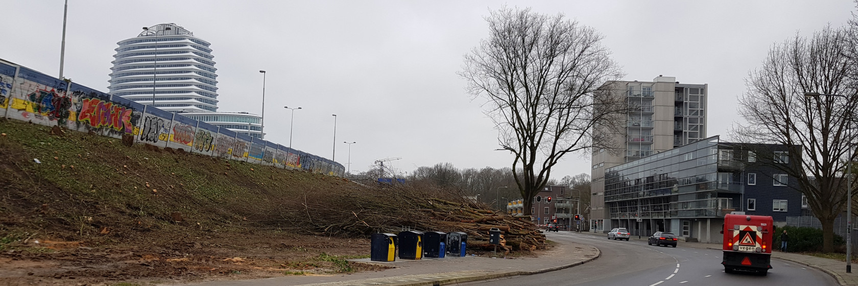 Alle bomen langs zuidelijke ringweg gekapt, min 1. Waarom?