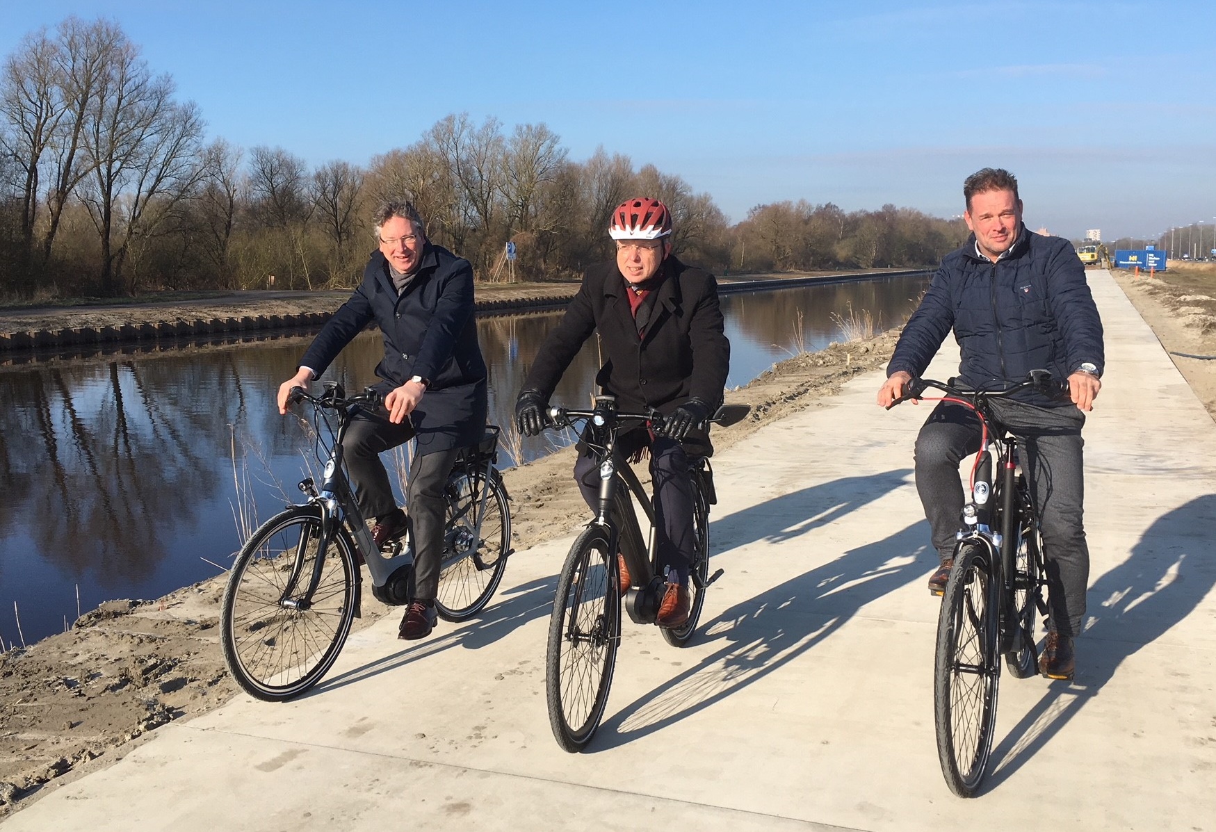 Commissaris van de Koning op eerste stuk fietssnelweg tussen Groningen en Assen