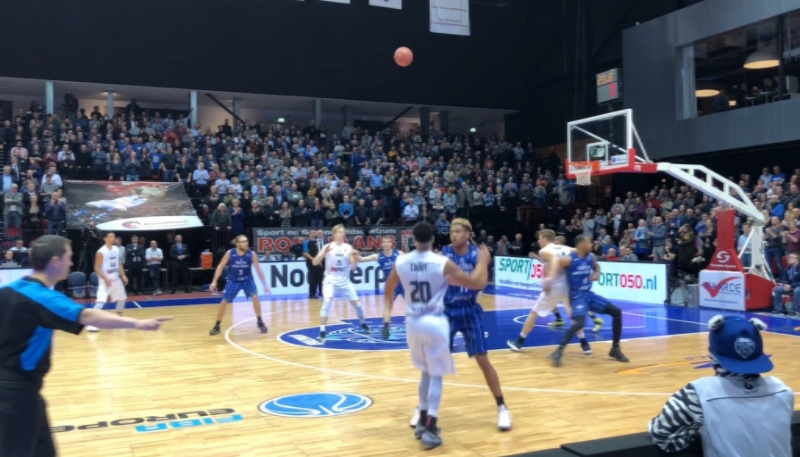 Honderd supporters reizen Donar achterna