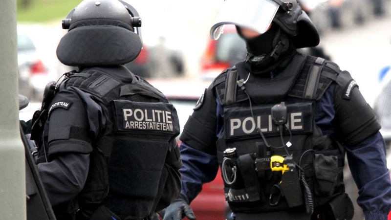 Arrestatieteam haalt verdachte uit pand in Rabenhauptstraat