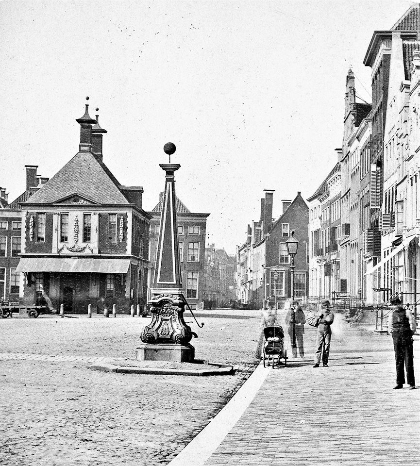 Hoe heette dit gebouw op Grote Markt op foto uit 1868?