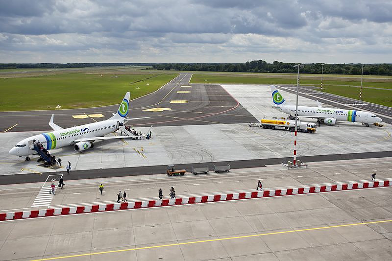 Minister Van Nieuwenhuizen opent zonnepark en passagierscorridor Groningen Airport Eelde