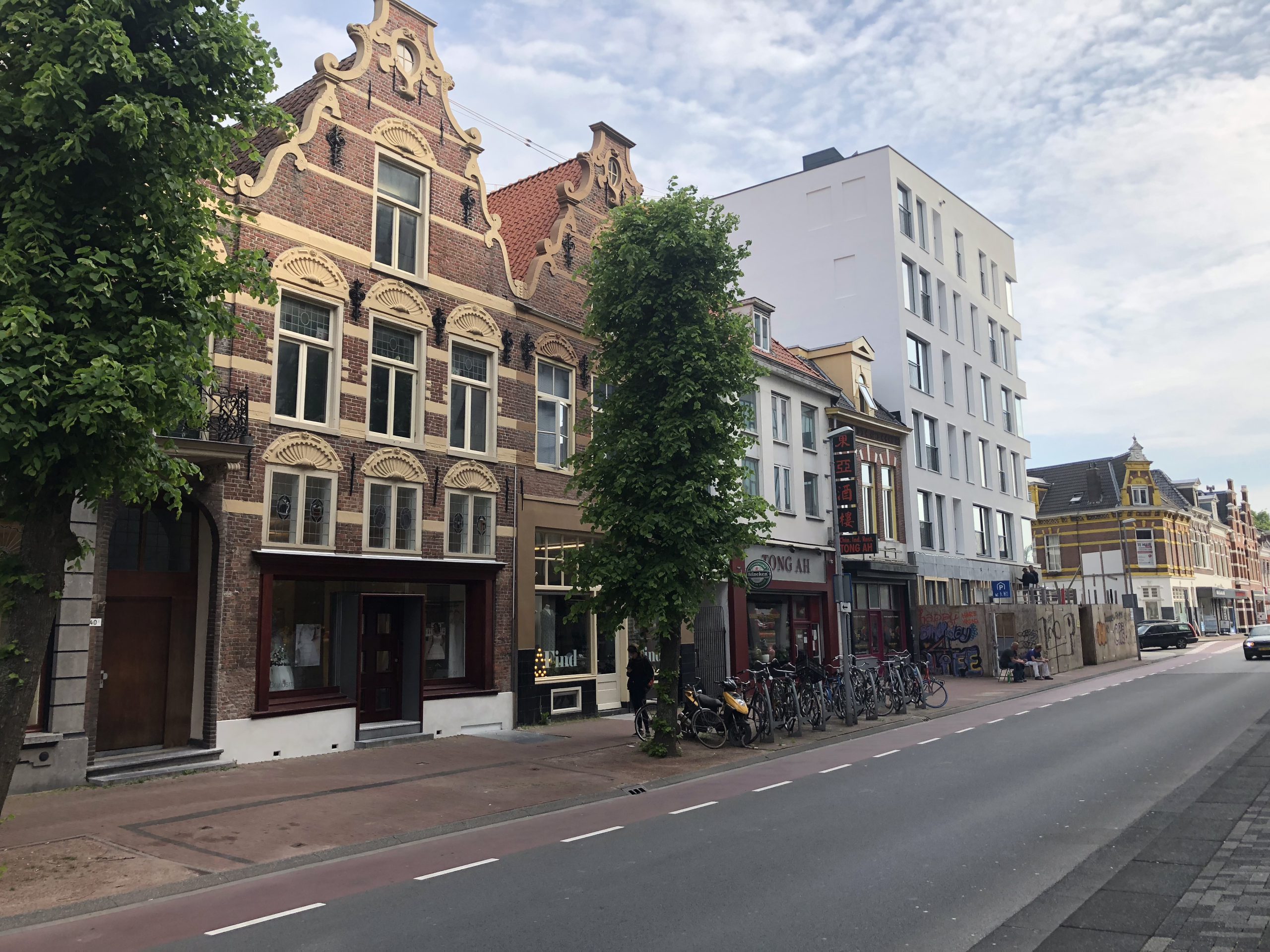 Moderne nieuwbouw naast historische gevels aan Damsterdiep