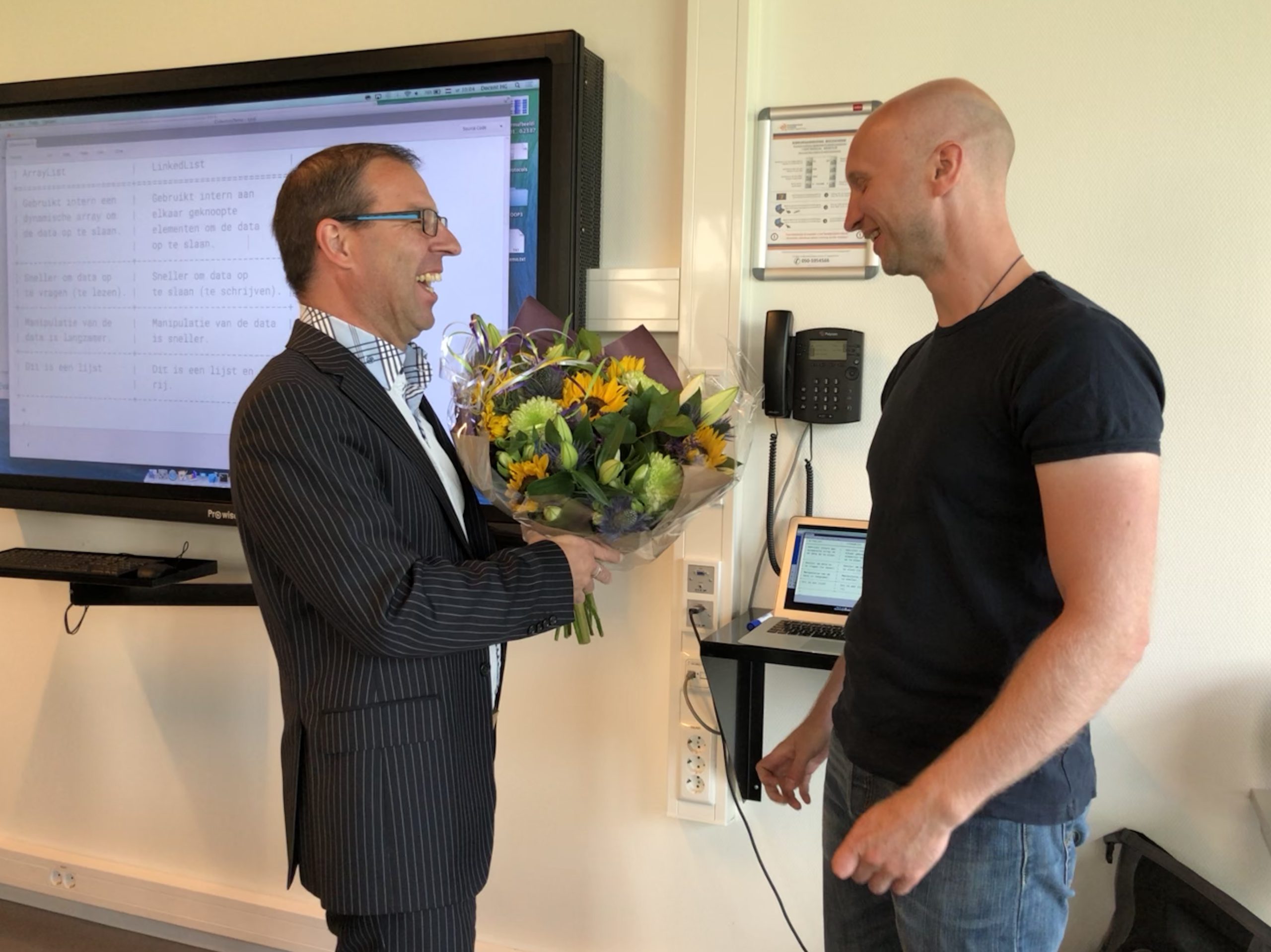 Wilt Norder krijgt een bos bloemen van gedeputeerde Patrick Brouns