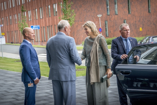 Koningin Máxima bezoekt UMCG Protonentherapiecentrum