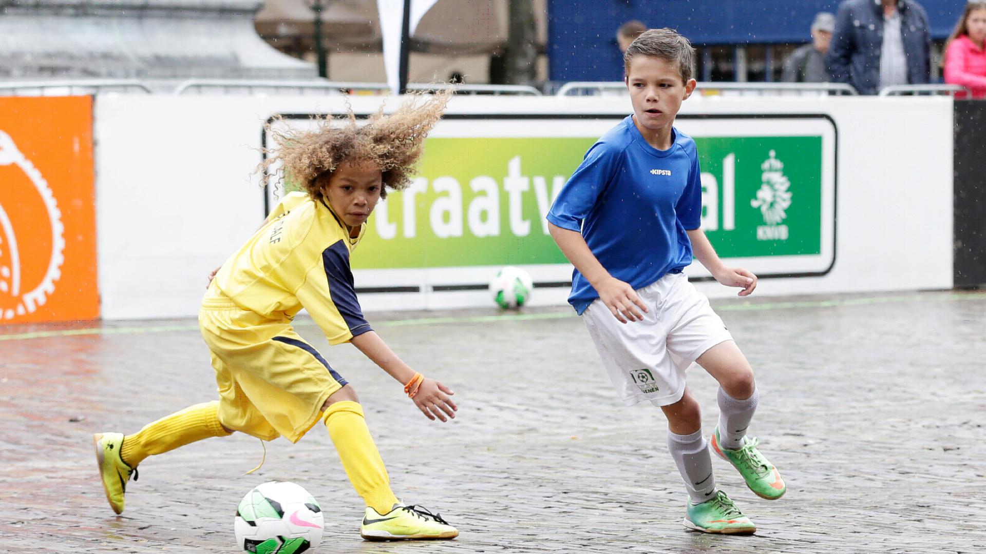 Straatvoetbal Groningse wijken op Grote Markt