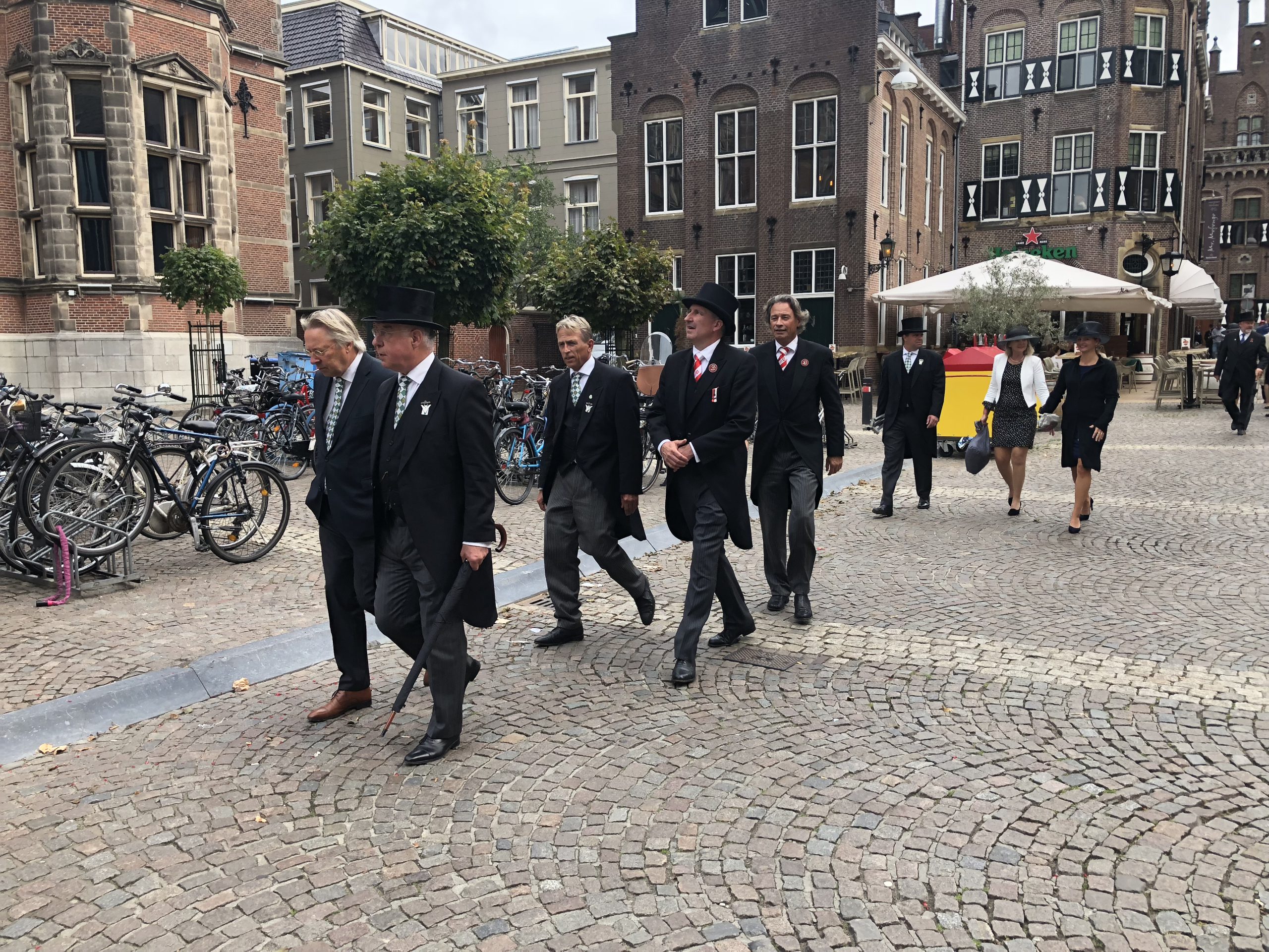 De aankomst van het bestuur, in gezelschap van burgemeester Den Oudsten ( links vooraan). Links ook bestuursleden van vergelijkbare verenigingen uit Leiden en Alkmaar.