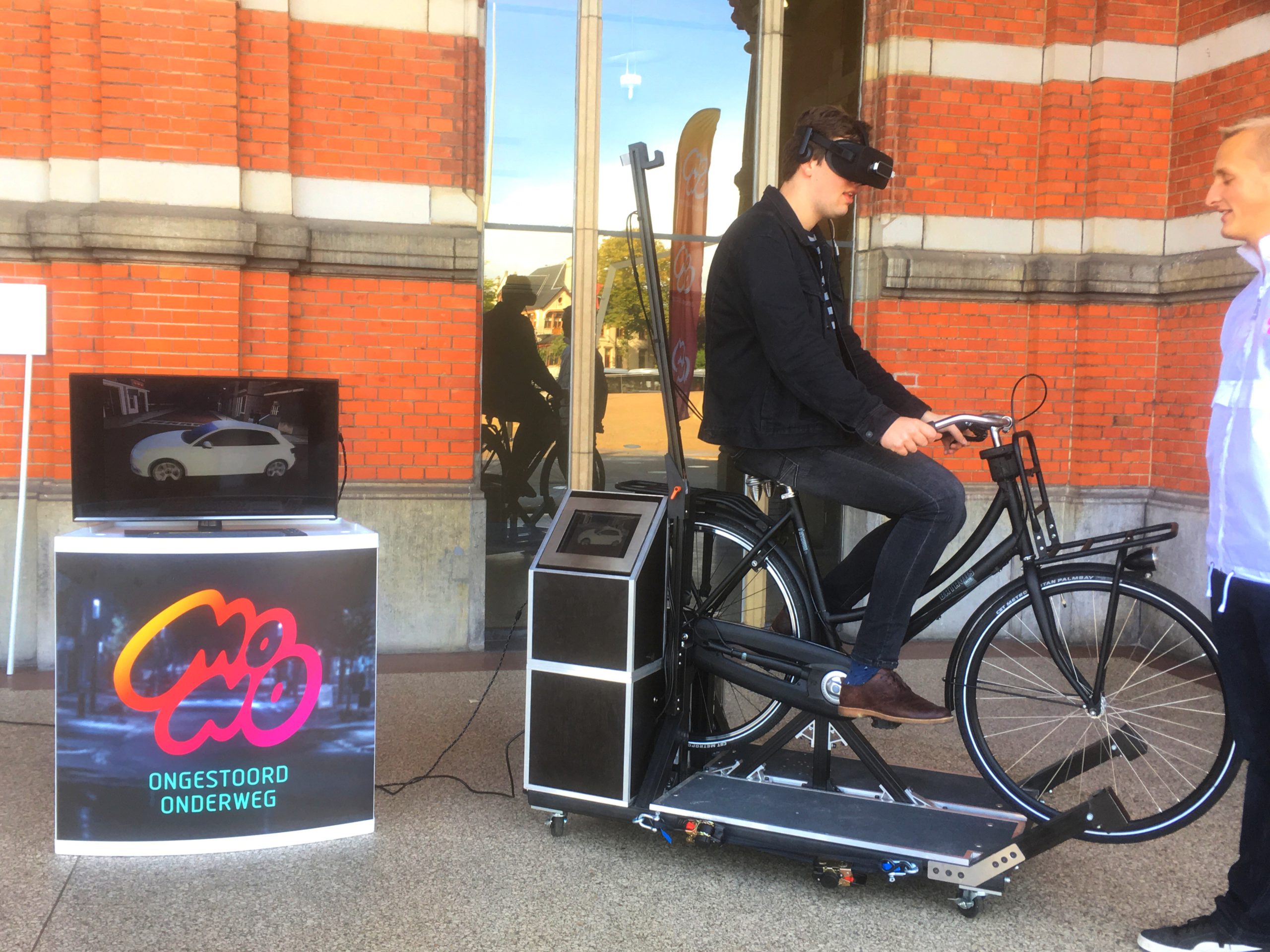 Virtuele fiets op Hoofdstation leert over gevaren concentratieverlies