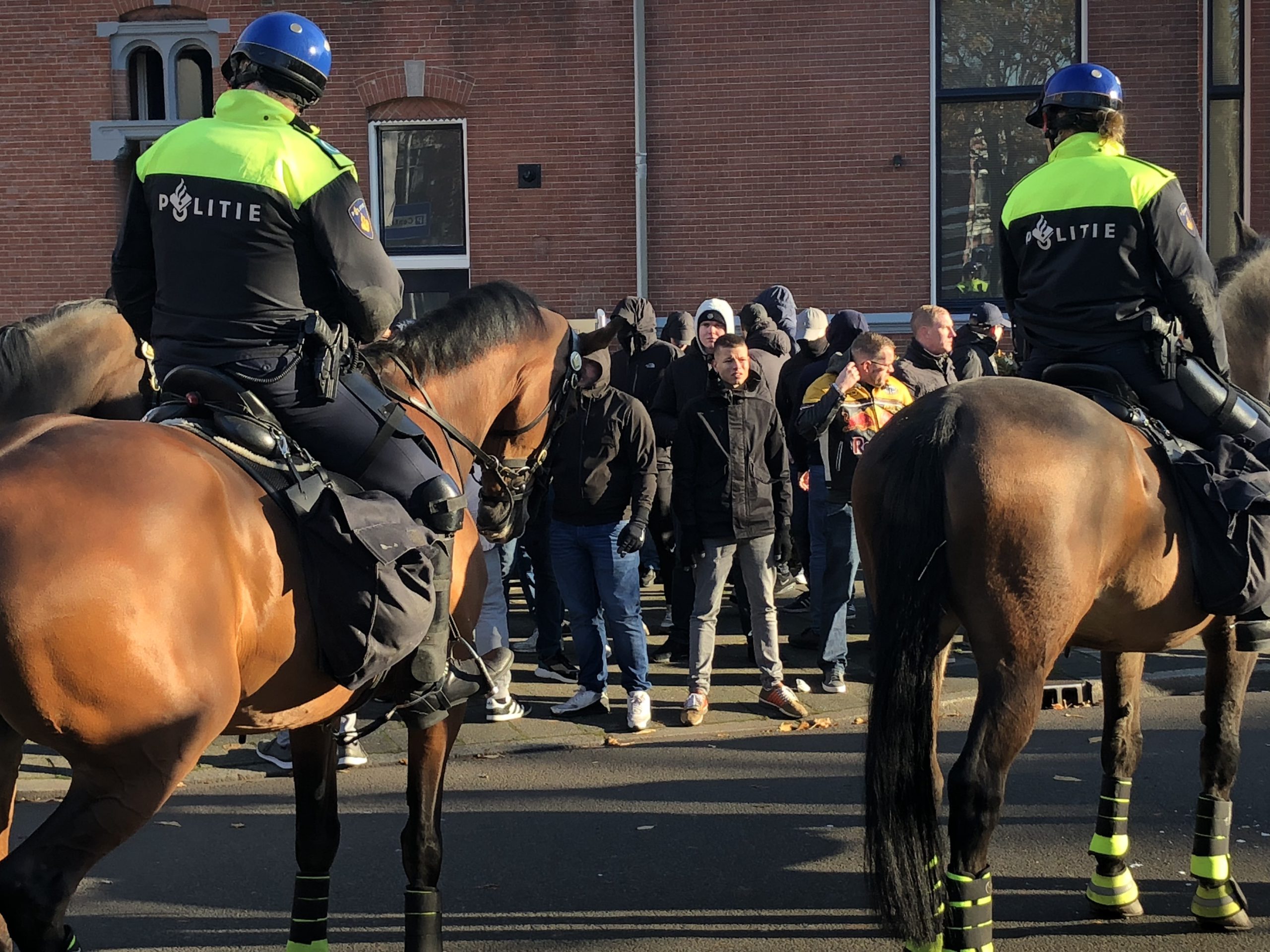 Een groep die het niet eens is met critici van Zwarte Piet werd door politie te paard in bedwang gehouden aan het Emmaplein.
