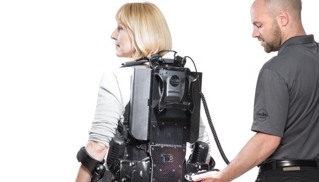 UMCG start met looptraining in exoskelet voor hersenletsel- en dwarslaesiepatiënten