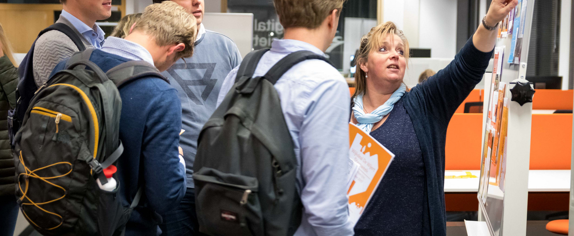 Studenten verkennen innovatiewerkplaatsen tijdens Meet & Greet