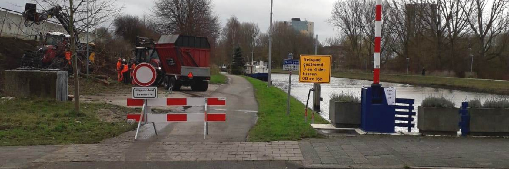 Combinatie Herepoort laat deel bomen bij woonschepen tot de zomer staan