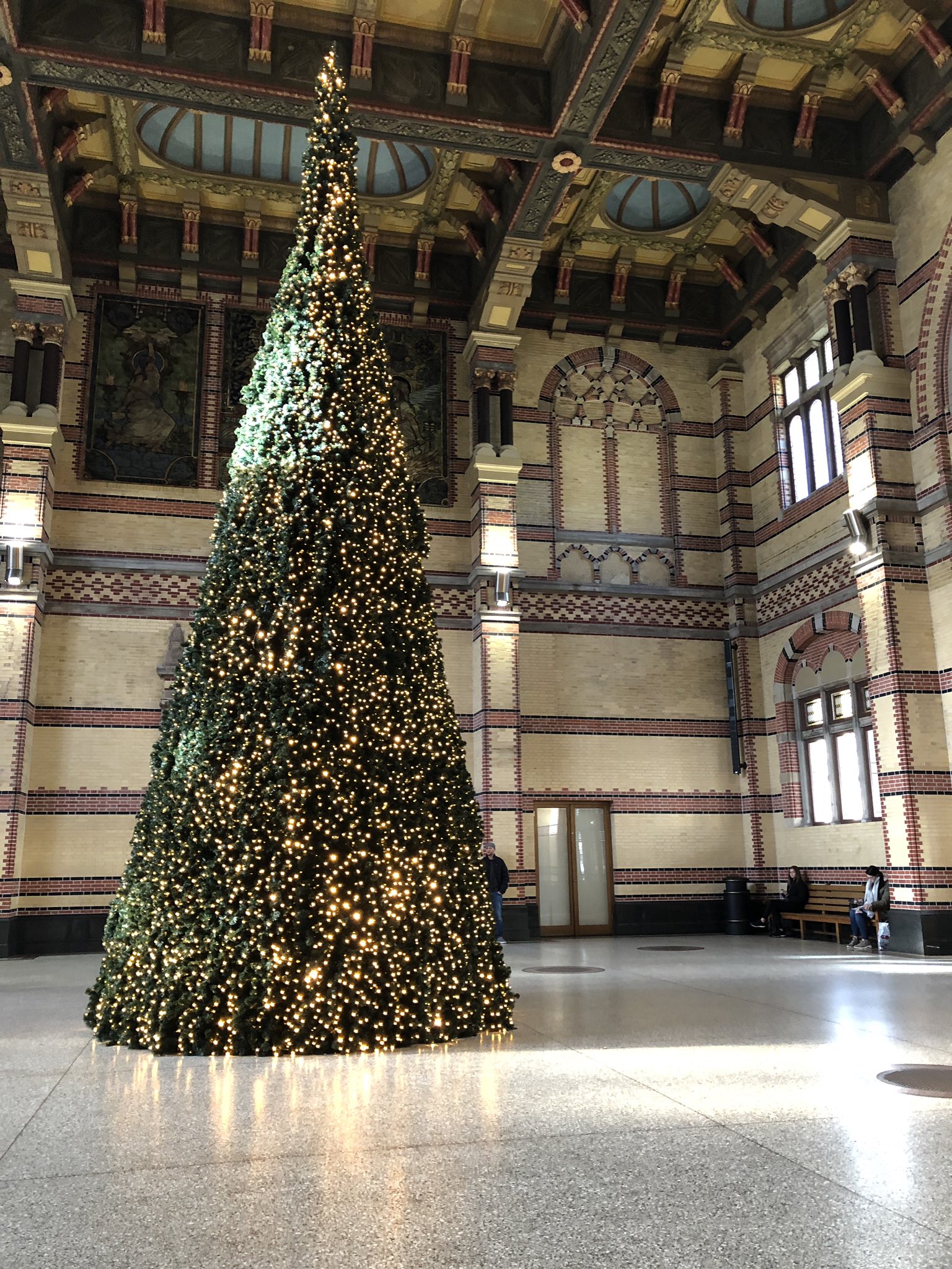 Stationshal met kerstboom nóg mooier