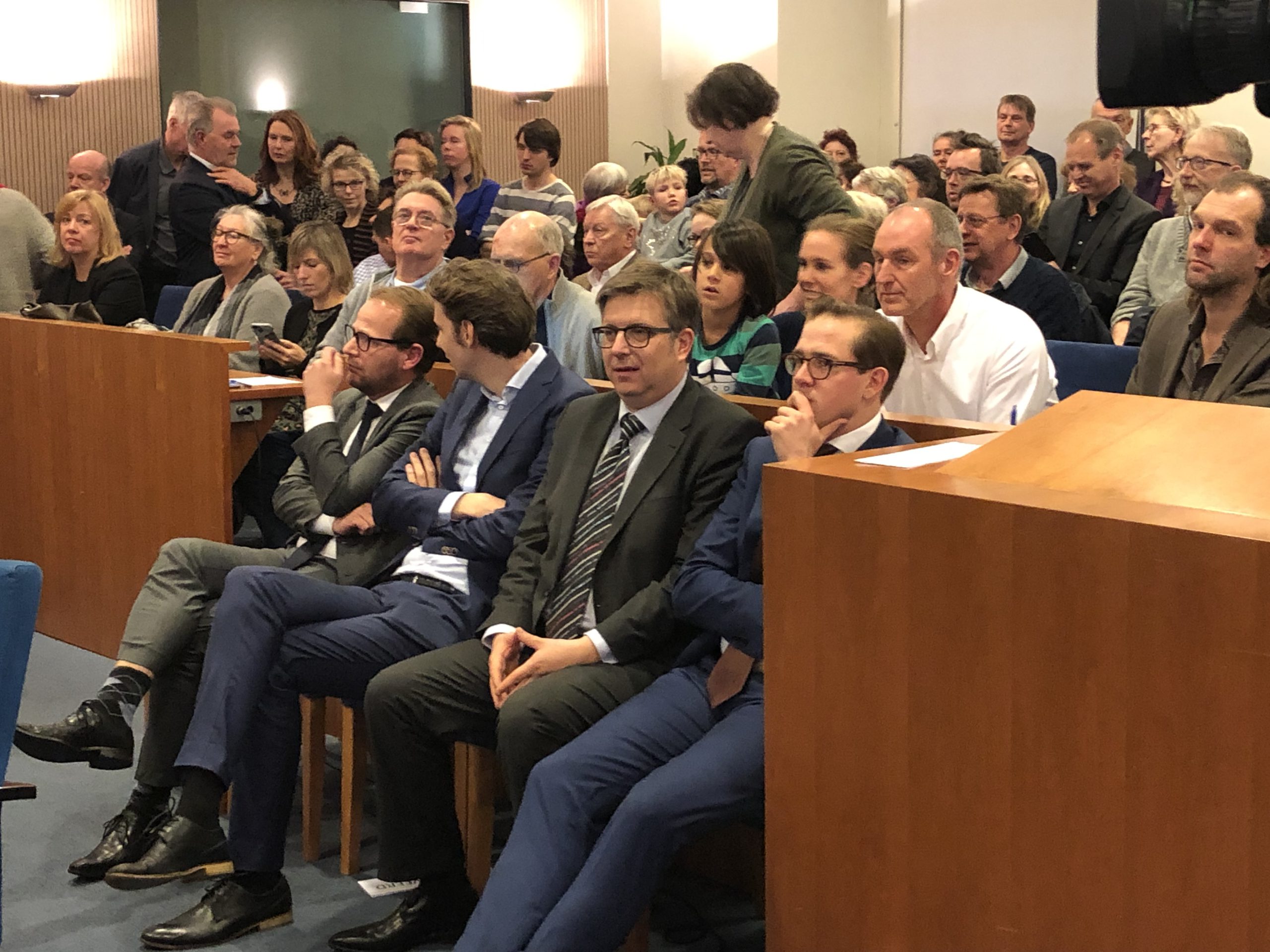 De vier 'demissionaire' wethouders van Groningen gebroederlijk bijeen