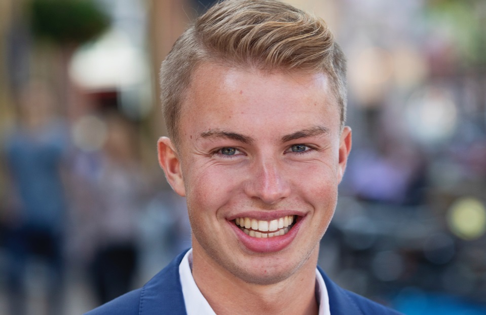 Groninger (25) neemt zetel in Tweede Kamer in van Khadija Arib