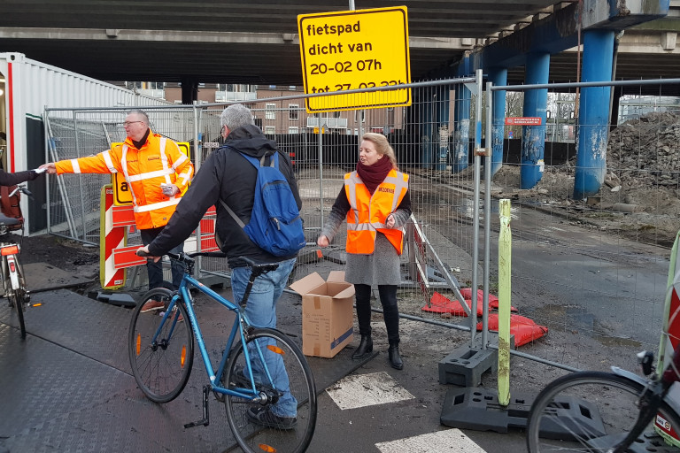 Fietsers bij tijdelijke doorgang Helperzoom krijgen ontbijtkoek