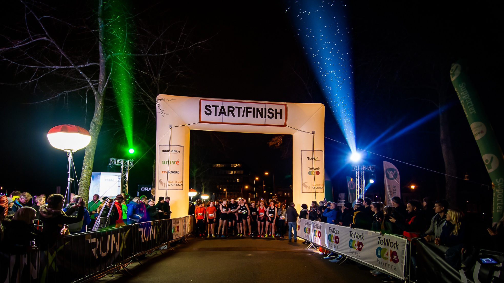 Duizenden rennen met lampjes dwars door Stad tijdens ‘Nacht van Groningen’