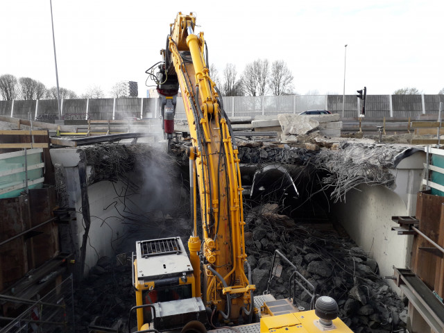 Oostelijk deel A28-viaduct over Brailleweg succesvol gesloopt