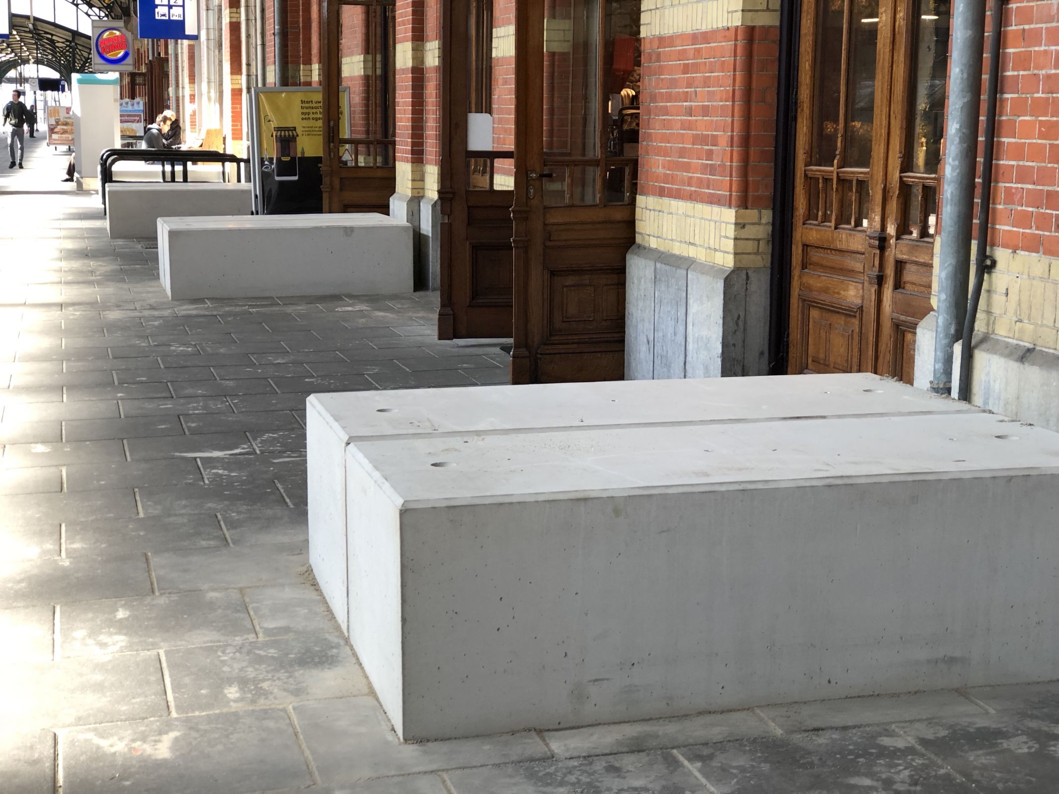 Betonblokken op Hoofdstation Groningen; werk aan perronkappen