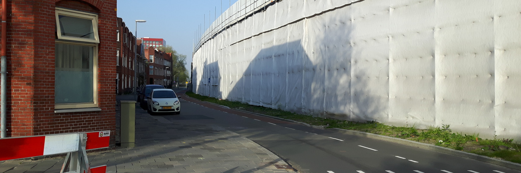 Groen langs ´witte wand´ aan Meeuwerderbaan