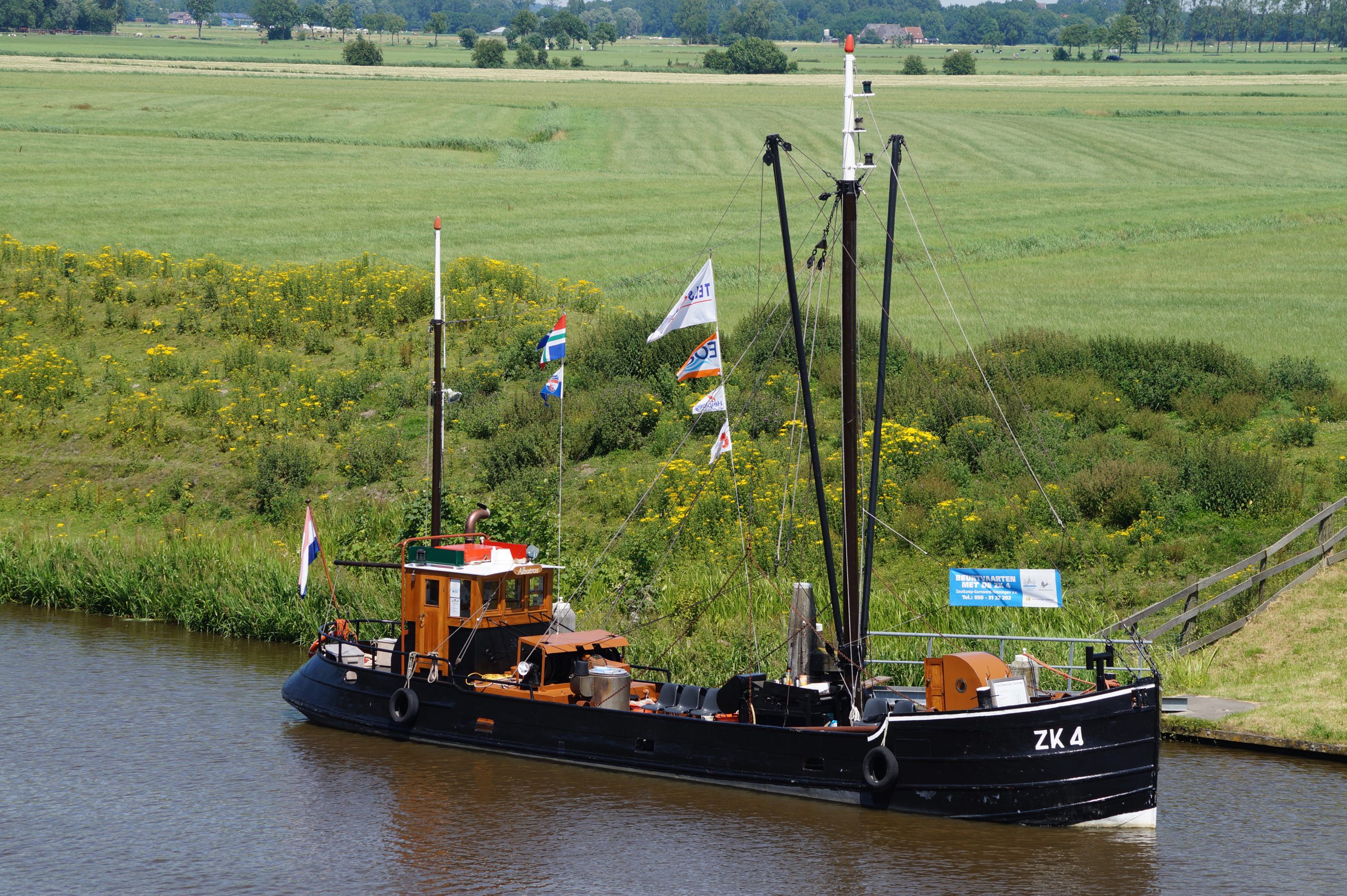 Tochtjes met historische garnalenkotter over Reitdiep