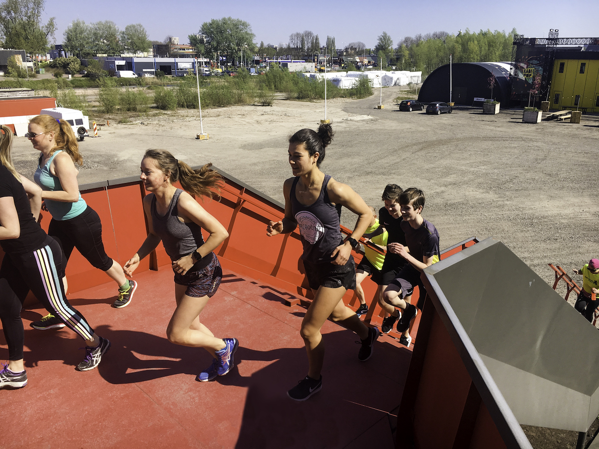 Afbreekbare medailles waar bloemetjes uit groeien bij duurzame hardlooptocht The Green Trail