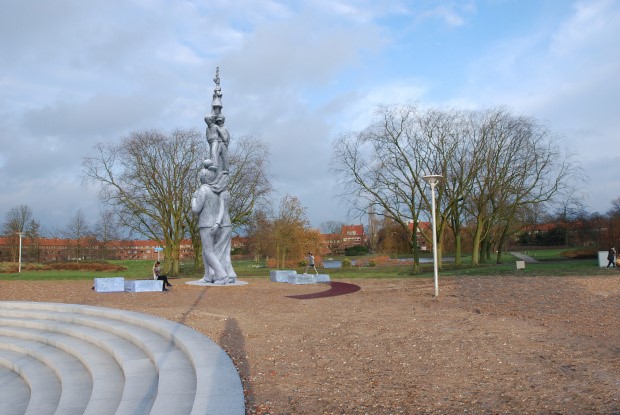 'Figuurtoren' van acht meter onthuld in Oosterparkwijk