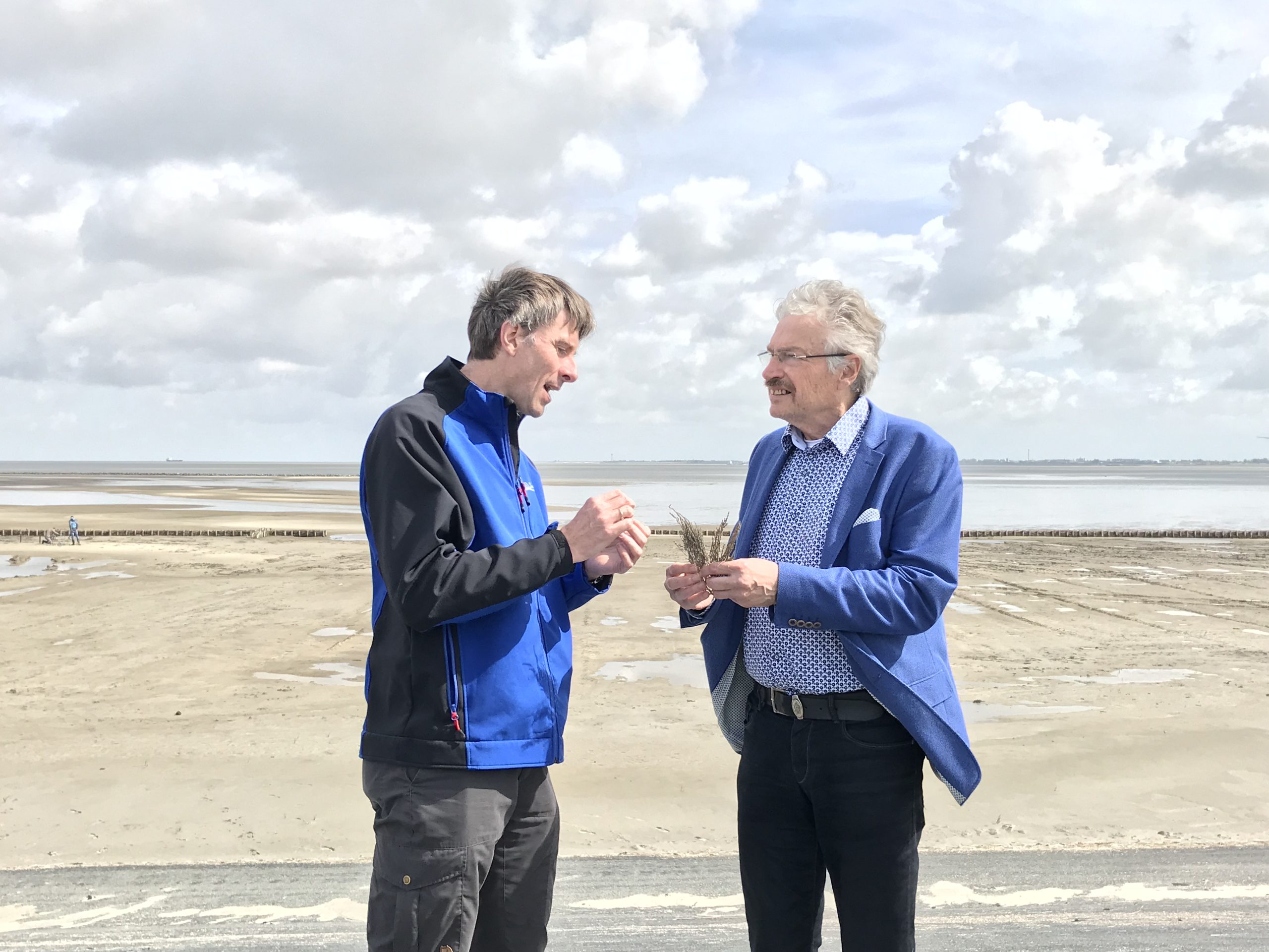 'De wereld van economie en ecologie komt prachtig bij elkaar in het project Marconi in Delfzijl', aldus wethouder Jan Menninga (rechts).