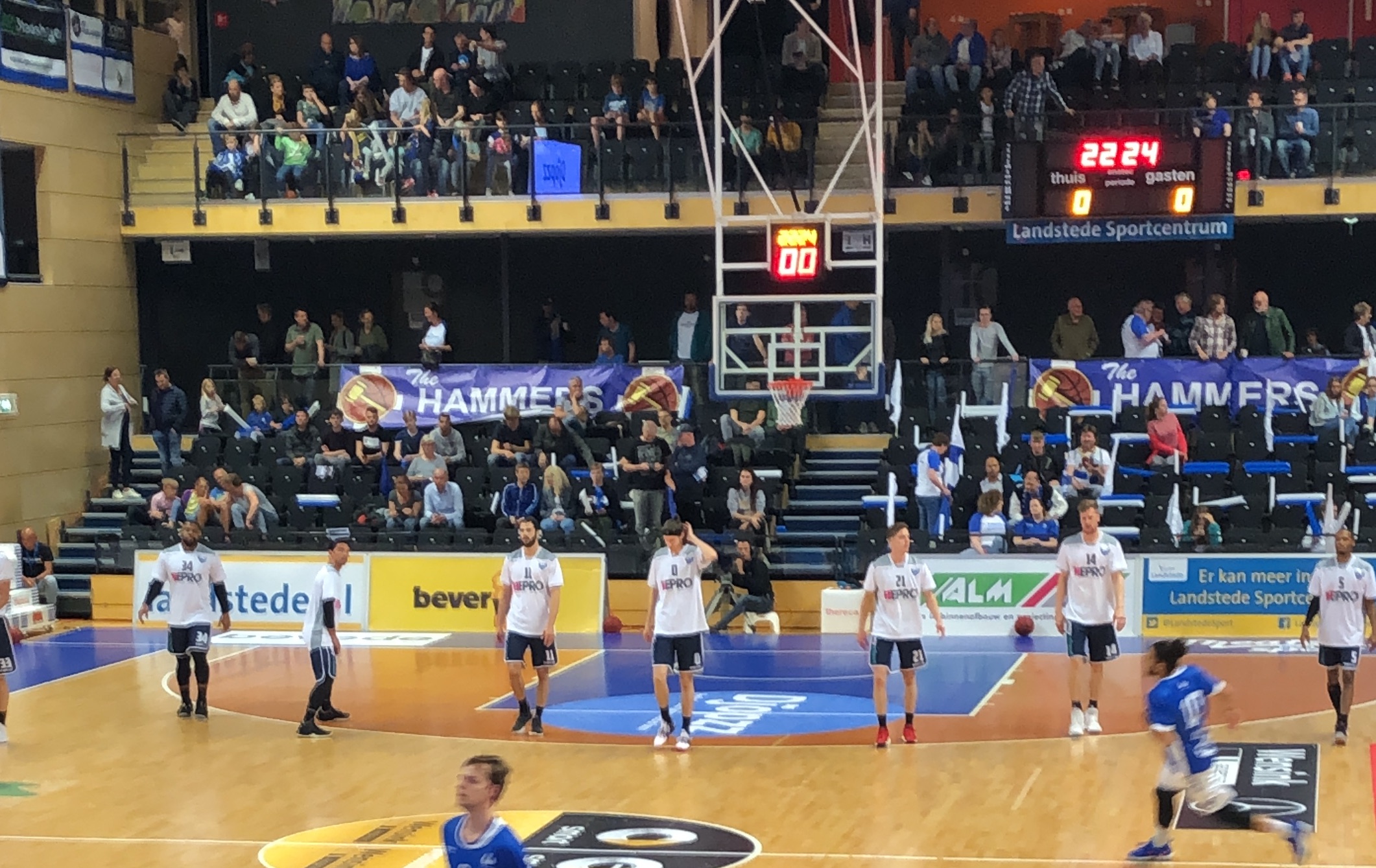 Donar met de rug tegen de muur na ontluisterende nederlaag in Zwolle