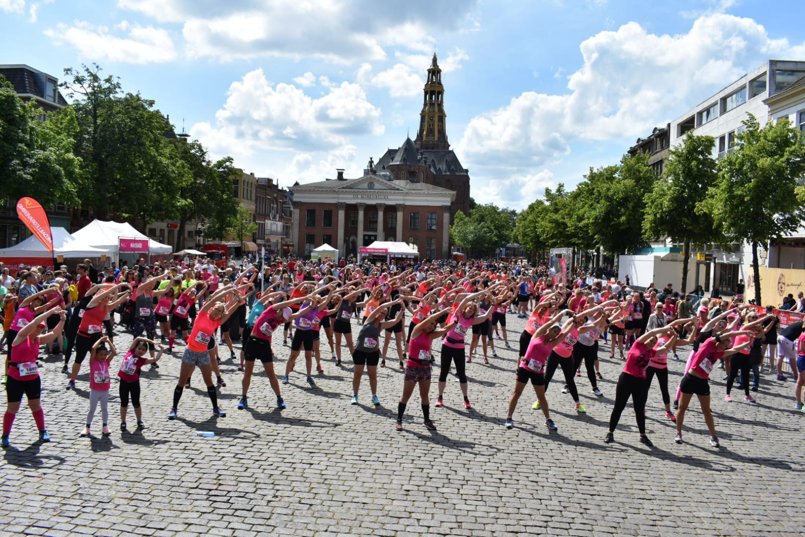 Grote drukte op Vismarkt door GasTerra Ladiesrun; vrouwen halen € 13.000,- op