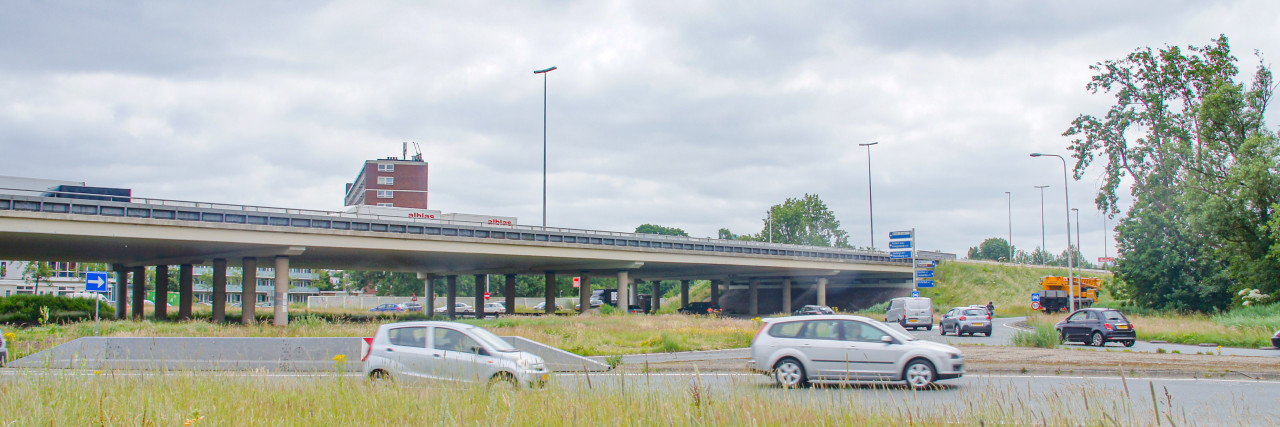 Viaduct Vrijheidsplein: beton hersteld, graffiti verwijderd en schade gerepareerd