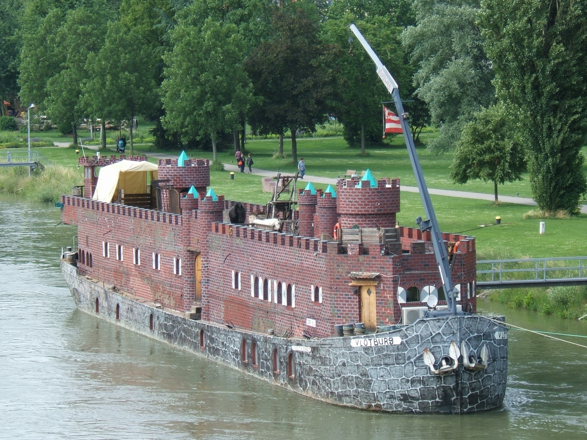 Middeleeuws museumschip Kasteel Vlotburg vaart Groningen binnen