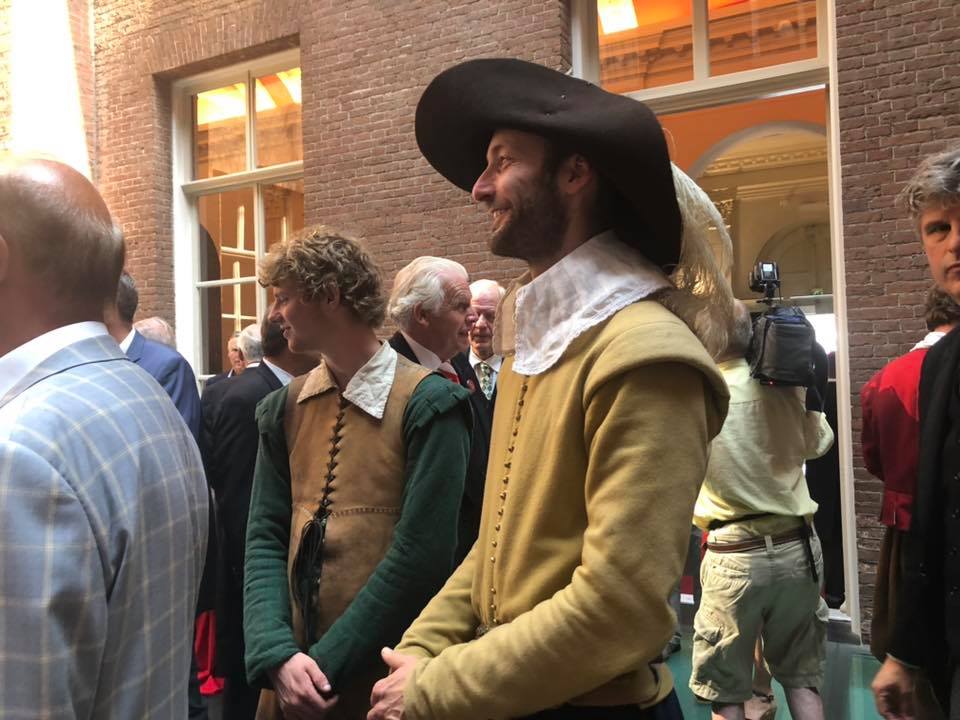Enkele zeventiende eeuwers na afloop van de lezing in het Stadhuis in Groningen