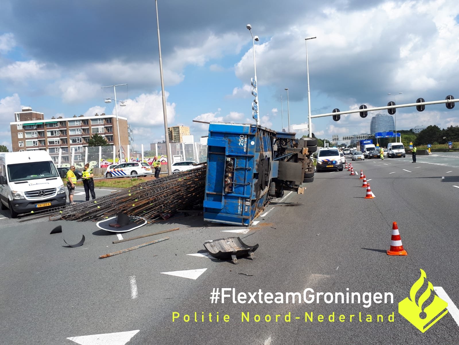 Ravage op het Julianaplein vrachtwagen verliest 25 ton ijzer Ravage op het Julianaplein vrachtwagen verliest 25 ton ijzer