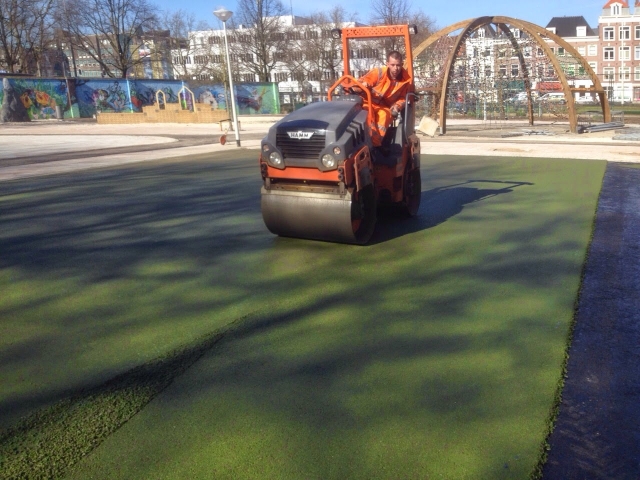 Eerste straten in Groningen met 'groen asfalt’ - op de Valreep in Lewenborg en in de  J.M. den Uylstraat