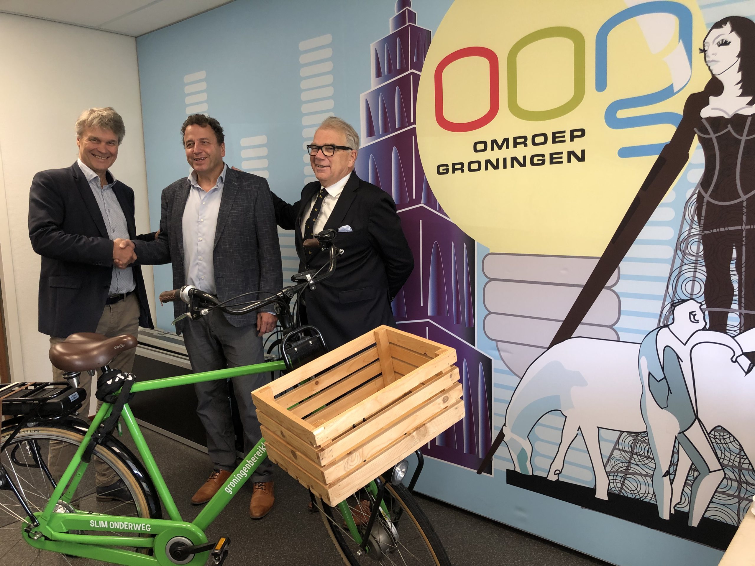 Verslaggevers OOG op e-bike op zoek naar nieuws