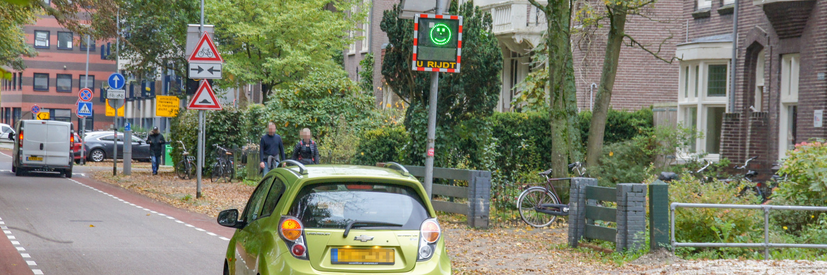 Smileyborden moeten autoverkeer afremmen op Waterloolaan