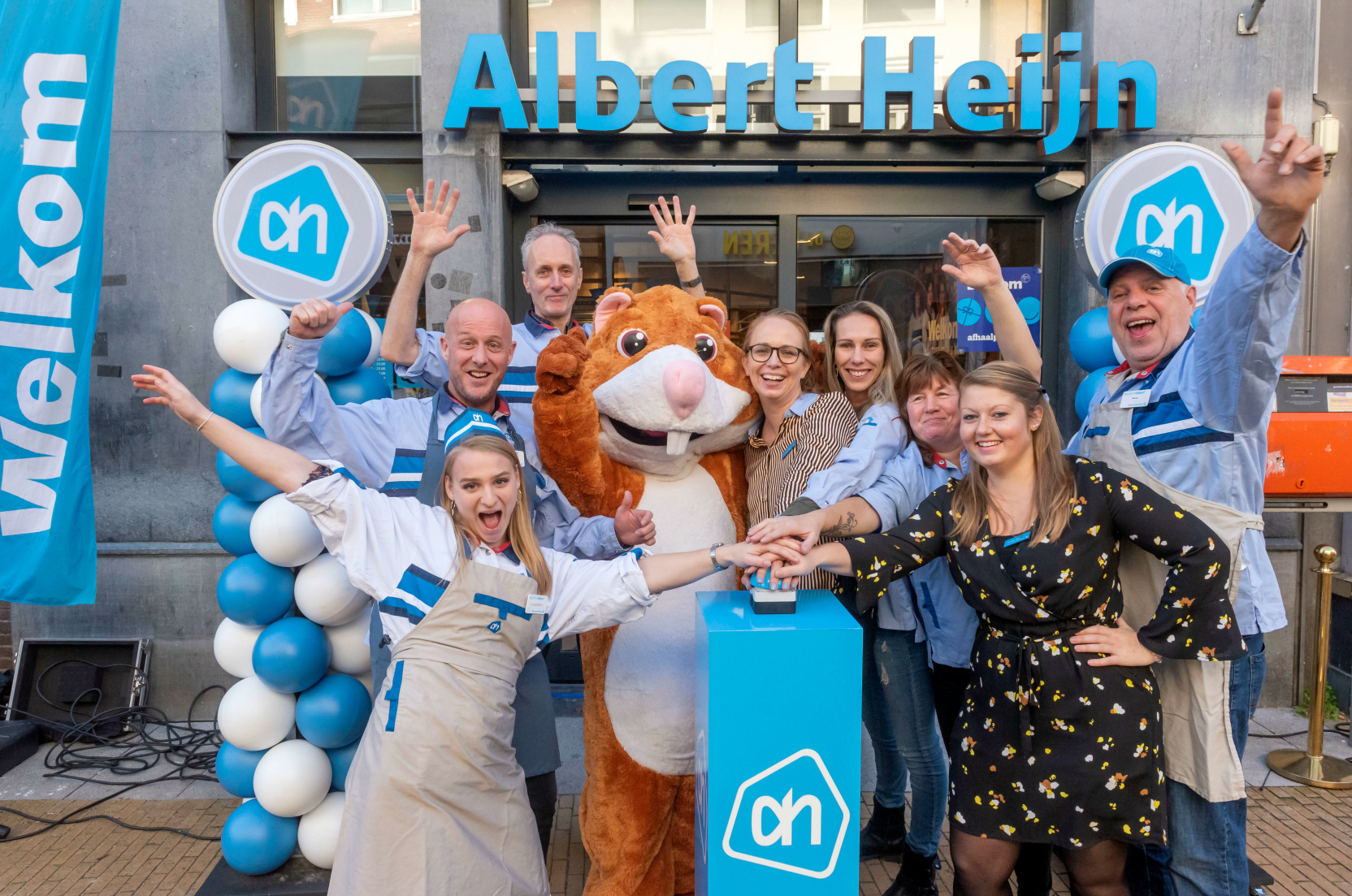 Verbouwde en vernieuwde Albert Heijn Brugstraat weer open