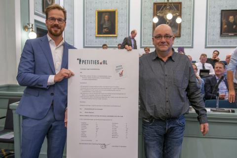 Ruim 4.000 handtekeningen tegen hondenbelasting in Haren en Ten Boer