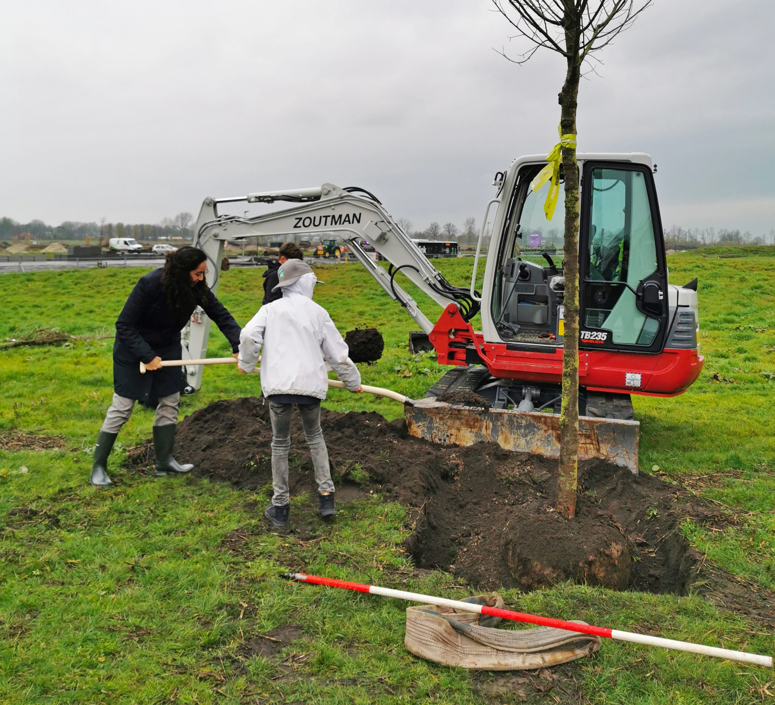 Wethouder Chakor plant eerste boom Park Meerstad