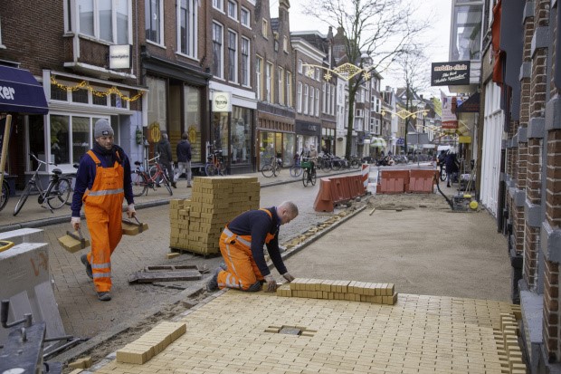 Nieuwe gele steentjes in Steentilstraat, Tingtangstraatje en Koude Gat