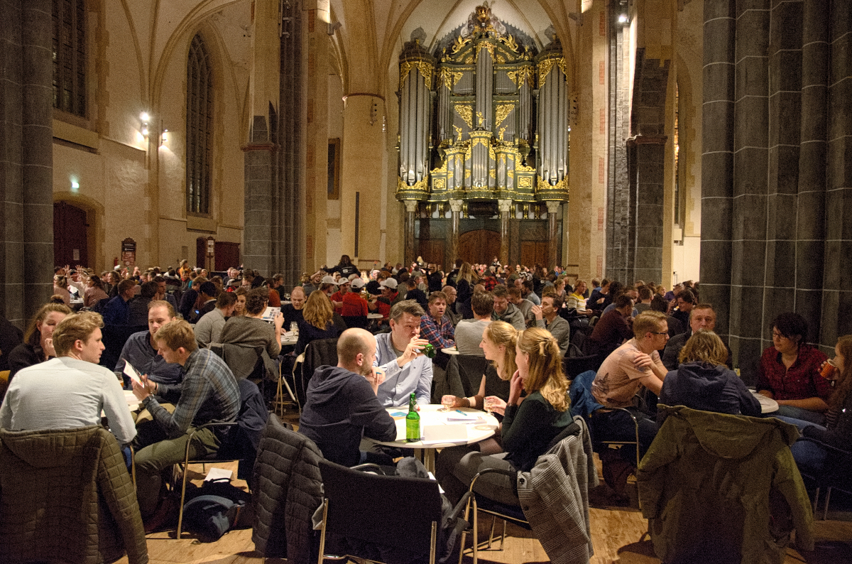 Honderd teams strijden in Martinikerk om titel Open Nederlandse Quiz Contest